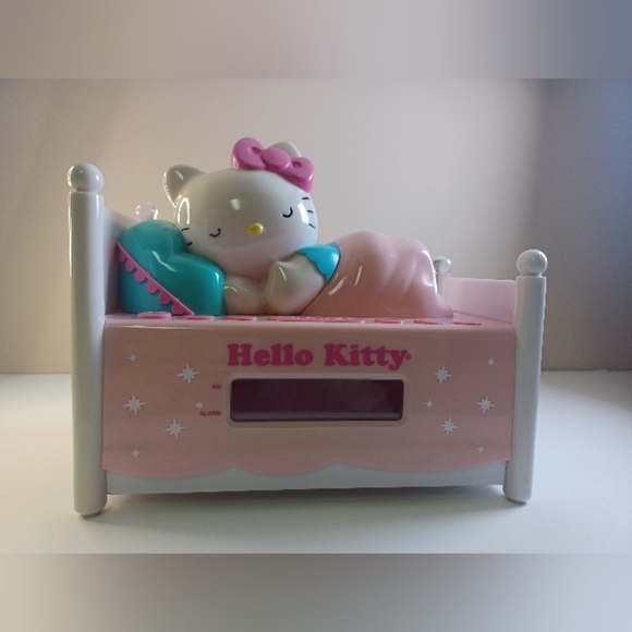 Hello Kitty Night Light, Radio and Alarm Clock - Picture 1 of 12